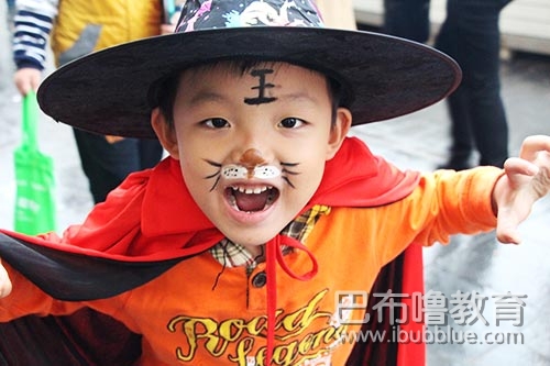 数百孩童抢空银泰中心糖果——易道教育集团巴布噜万圣节主题活动