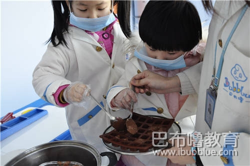 Sandy和巧克力工厂，一起制作巧克力